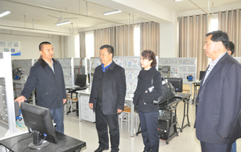2016年3月31日省教育厅政策法规处熊远春处长带队莅临我校检查指导工作.jpg