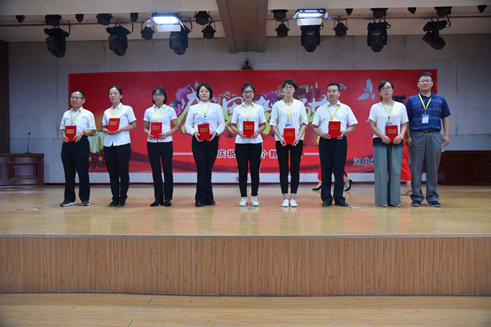 我校举办第34个教师节表彰大会暨文艺汇演