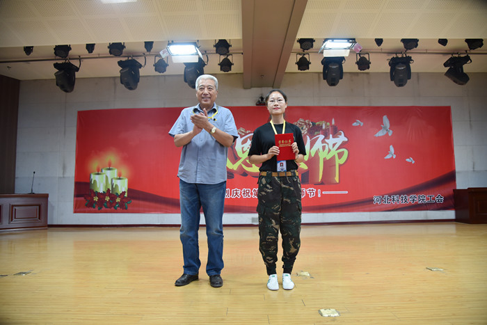 我校举办第34个教师节表彰大会暨文艺汇演