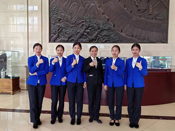 河北亚洲成人在线一二三四五六区大学生志愿者圆满完成2024年全国两会礼仪志愿服务工作 第 3 张