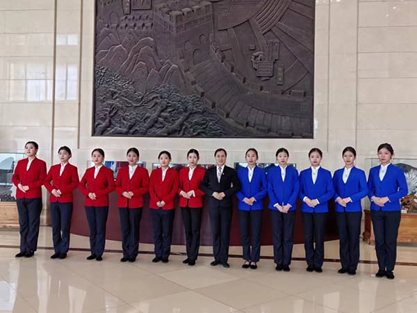 河北亚洲成人在线一二三四五六区大学生志愿者圆满完成2024年全国两会礼仪志愿服务工作 第 4 张