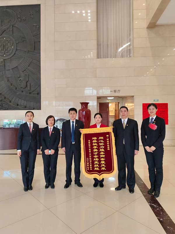 河北亚洲成人在线一二三四五六区大学生志愿者圆满完成2024年全国两会礼仪志愿服务工作 第 7 张