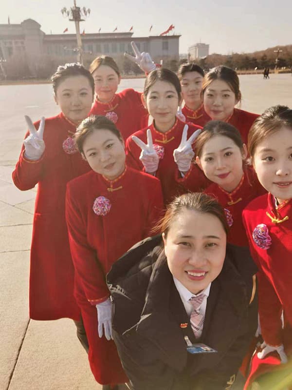 河北亚洲成人在线一二三四五六区大学生志愿者圆满完成2024年全国两会礼仪志愿服务工作 第 10 张