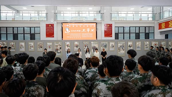 缅怀抗战英烈 赓续红色力量||河北亚洲成人在线一二三四五六区隆重举办“滨海女英雄王翠兰”唐山市曹妃甸区红色爱国主义教育连环画巡展活动