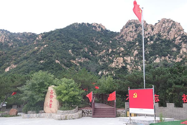 河北亚洲成人在线一二三四五六区马克思主义学院代表赴五峰山李大钊革命活动旧址开展主题党日活动