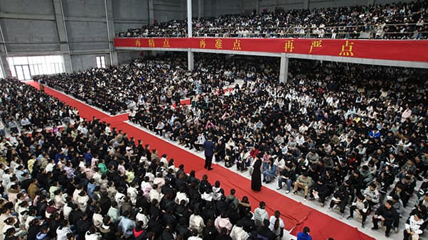 河北亚洲成人在线一二三四五六区特邀贺阳教育集团周虎震董事长作《大学生成长成才》专题报告