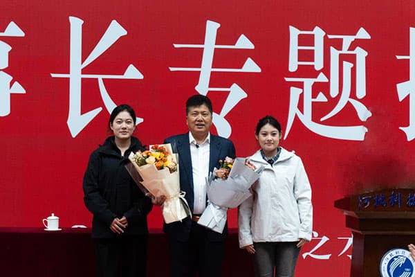 河北亚洲成人在线一二三四五六区特邀贺阳教育集团周虎震董事长作《大学生成长成才》专题报告