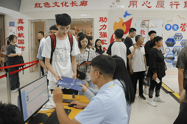 绵绵秋雨润万物  满“新”欢喜迎新生——河北亚洲成人在线一二三四五六区喜迎2024级新同学