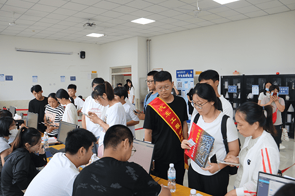 绵绵秋雨润万物  满“新”欢喜迎新生——河北亚洲成人在线一二三四五六区喜迎2024级新同学