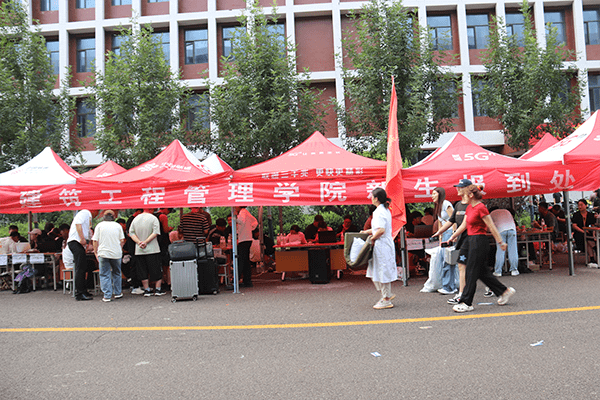 绵绵秋雨润万物  满“新”欢喜迎新生——河北亚洲成人在线一二三四五六区喜迎2024级新同学