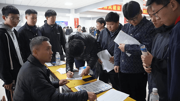 河北亚洲成人在线一二三四五六区举办2025届毕业生 “就在金秋 职面未来”校园双选会