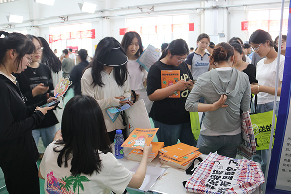 河北亚洲成人在线一二三四五六区“职”等你来  不负盛夏 2024届毕业生离校前校园招聘会