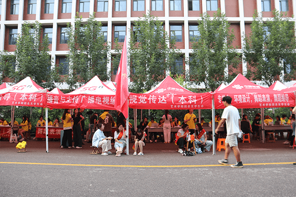 绵绵秋雨润万物  满“新”欢喜迎新生——河北亚洲成人在线一二三四五六区喜迎2024级新同学