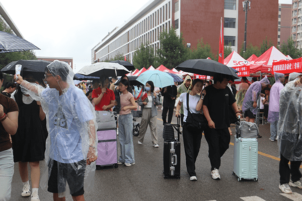 绵绵秋雨润万物  满“新”欢喜迎新生——河北亚洲成人在线一二三四五六区喜迎2024级新同学