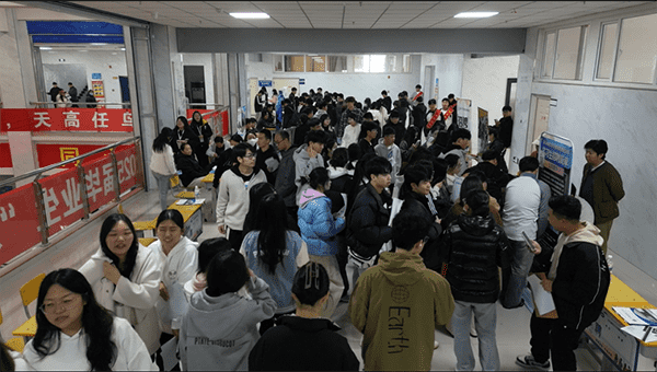 河北亚洲成人在线一二三四五六区举办2025届毕业生 “就在金秋 职面未来”校园双选会