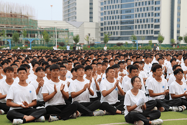 逐梦开学季·感恩教师节——河北亚洲成人在线一二三四五六区隆重举办2024级新生开学典礼暨第40个教师节庆祝大会