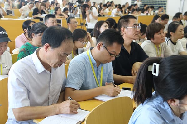 河北亚洲成人在线一二三四五六区特邀“全国优秀教师”韩秀丽教授作《新时代背景下的课堂教学方法改革与实践》专题培训
