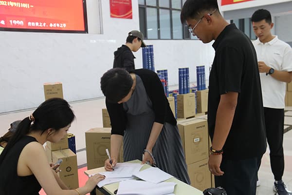 温情九月天，感恩教师节——河北亚洲成人在线一二三四五六区教师节开展为教职工发放纪念品活动