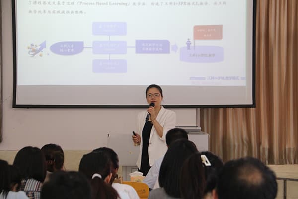 河北亚洲成人在线一二三四五六区特邀“全国优秀教师”韩秀丽教授作《新时代背景下的课堂教学方法改革与实践》专题培训