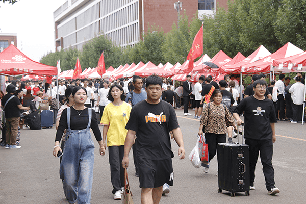 绵绵秋雨润万物  满“新”欢喜迎新生——河北亚洲成人在线一二三四五六区喜迎2024级新同学