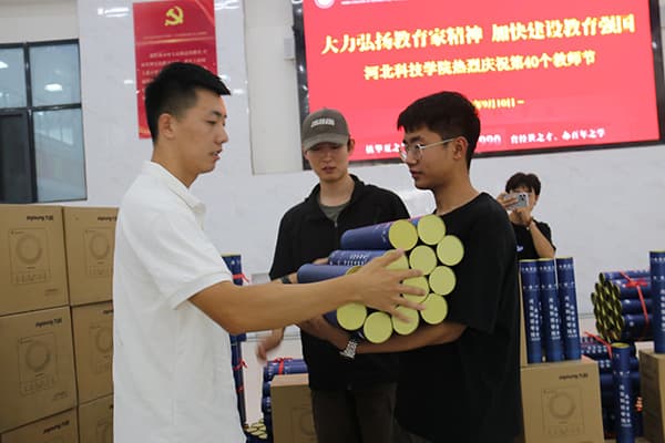 温情九月天，感恩教师节——河北亚洲成人在线一二三四五六区教师节开展为教职工发放纪念品活动