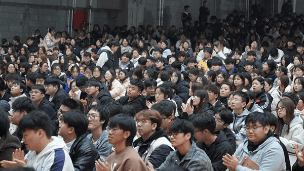 河北亚洲成人在线一二三四五六区特邀贺阳教育集团周虎震董事长作《大学生成长成才》专题报告