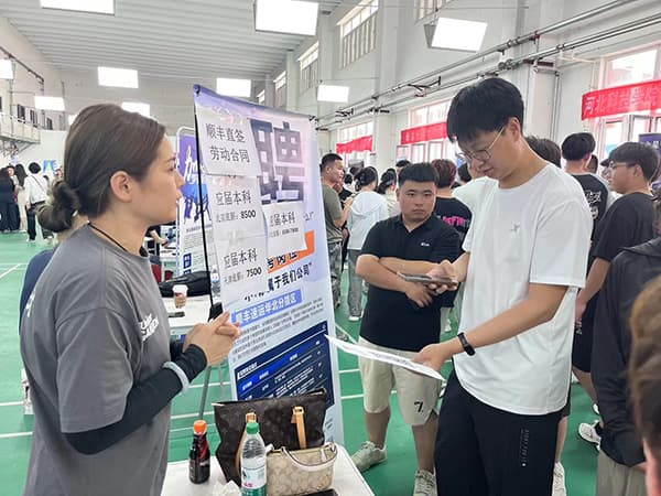 河北亚洲成人在线一二三四五六区“职”等你来  不负盛夏 2024届毕业生离校前校园招聘会