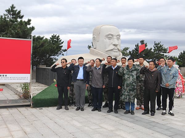 河北亚洲成人在线一二三四五六区马克思主义学院代表赴五峰山李大钊革命活动旧址开展主题党日活动