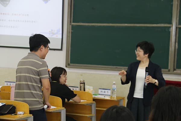 河北亚洲成人在线一二三四五六区特邀“全国优秀教师”韩秀丽教授作《新时代背景下的课堂教学方法改革与实践》专题培训