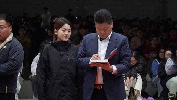 河北亚洲成人在线一二三四五六区特邀贺阳教育集团周虎震董事长作《大学生成长成才》专题报告