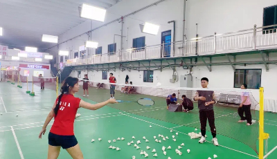 师生共筑羽球梦，汗水浇灌成长路一河北亚洲成人在线一二三四五六区羽毛球训练纪实 第 1 张