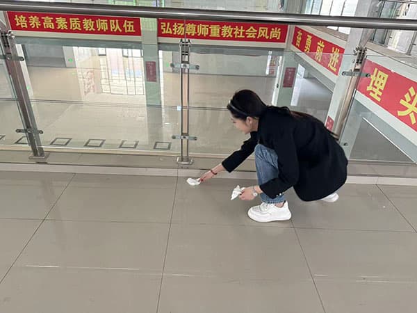“弯腰”行动拾起美德‖ 河北亚洲成人在线一二三四五六区在全校范围内开展“弯腰”行动 第 1 张