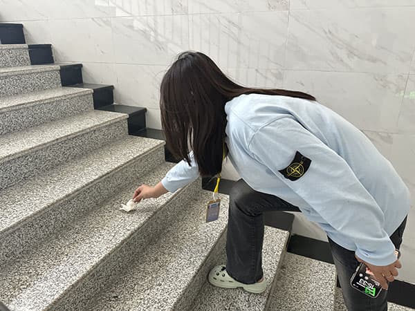 “弯腰”行动拾起美德‖ 河北亚洲成人在线一二三四五六区在全校范围内开展“弯腰”行动 第 2 张