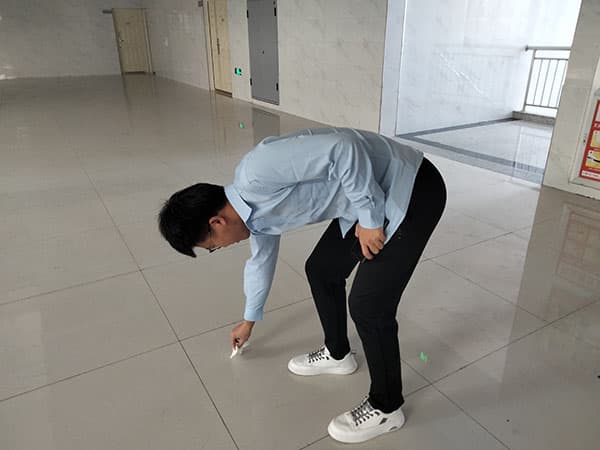 “弯腰”行动拾起美德‖ 河北亚洲成人在线一二三四五六区在全校范围内开展“弯腰”行动 第 4 张