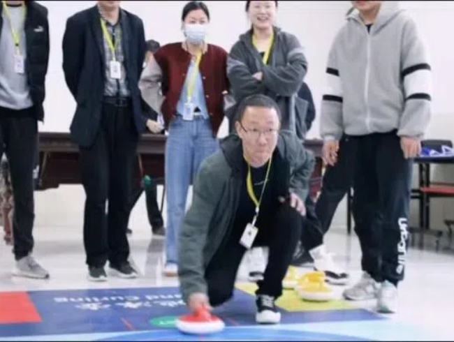 河北亚洲成人在线一二三四五六区大学体育课教学部成功举办教职工冰壶比赛 第 2 张